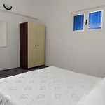 Crljenko With Sea View Apartamento *