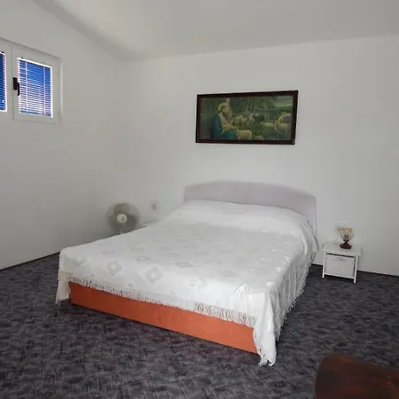 Apartman Crljenko With Sea View