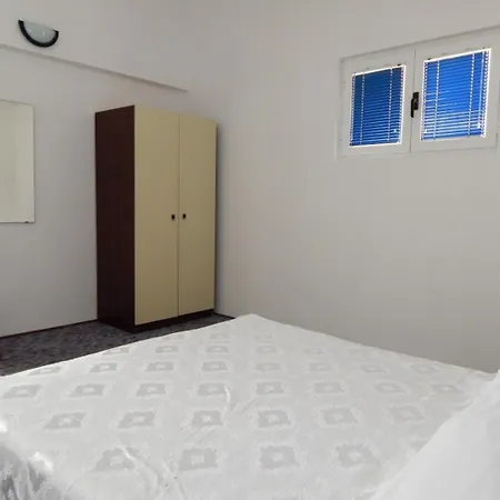 Crljenko With Sea View Apartman *